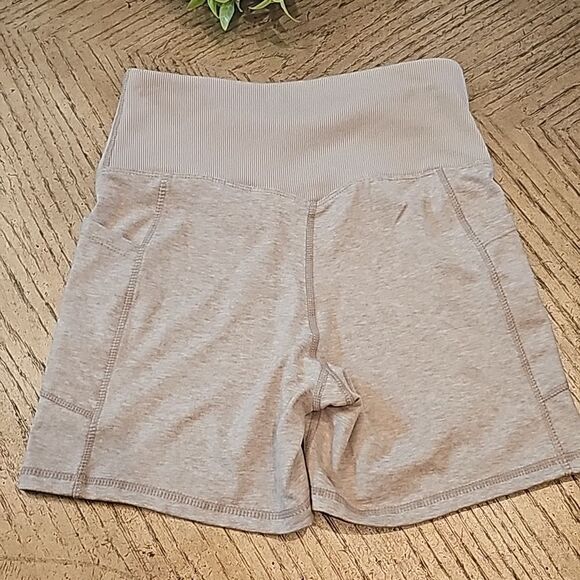 High rise  workout shorts size S with extendable pockets NWOT never worn - Picture 5 of 8